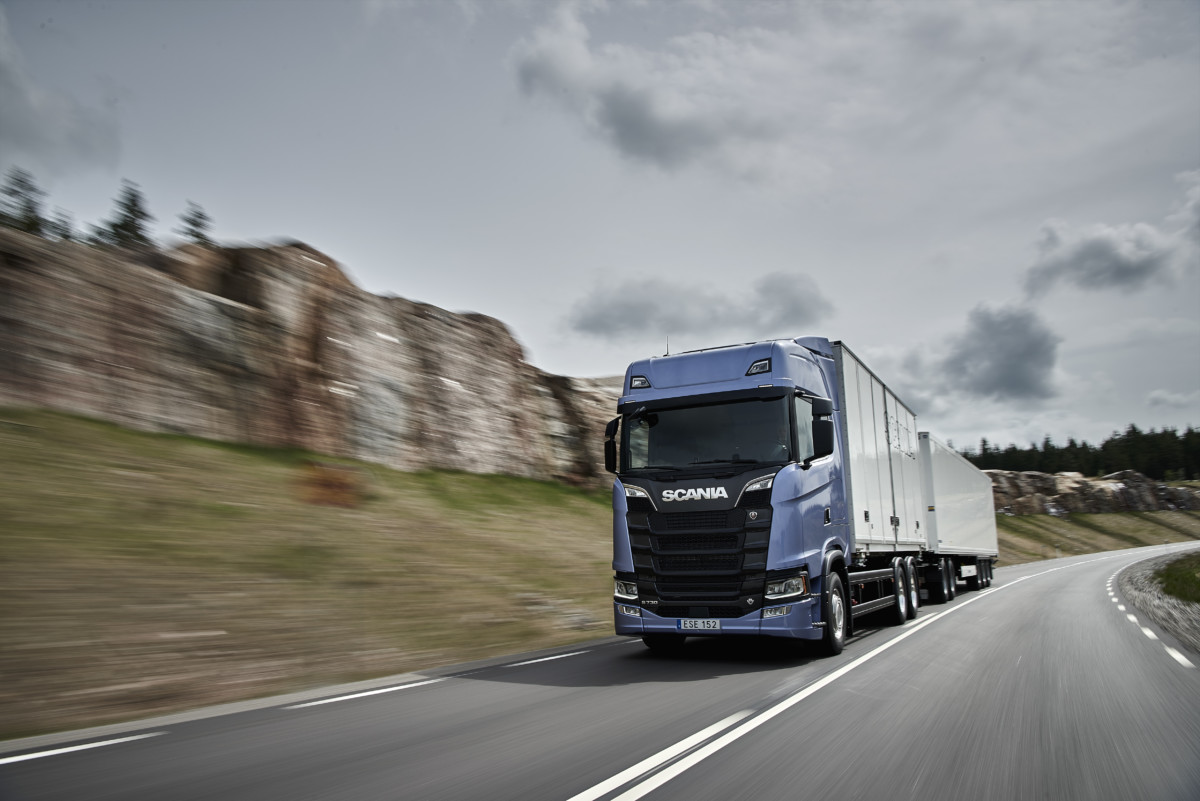 Next Generation Scania: Trucks in operation (Scania S 730 6x2 rear steered axle exchange body with dooley and semi-trailer Borås, Sweden Photo: Gustav Lindh 2016