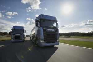 Next Generation Scania: Trucks in operation (Scania S 730 4x2 tractor with refrigerated box Scania R 500 4x2 tractor with box trailer Malaga, Spain Photo: Gustav Lindh, 2016)