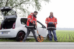 Zaměřování místa nehody (Foto zdroj: VW) - "Výzkum nehod u značky Volkswagen..."