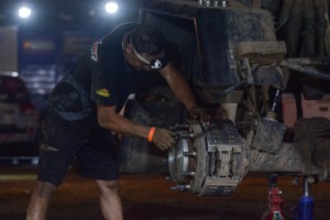 DAKAR 2017 - práce mechaniků / Foto zdroj: KM Racing