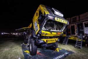 DAKAR 2017 - práce mechaniků / Foto zdroj: KM Racing