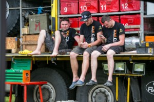 DAKAR 2017 - práce mechaniků / Foto zdroj: KM Racing