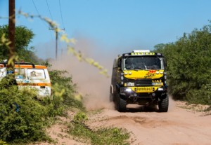 Martin Macík postupuje pořadím, Lukáš Kvapil po pádu končí /Foto zdroj: KM Racing