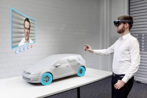 Florian Uhde (vpravo) z laboratoře pro virtuální konstrukci v oddělení IT koncernu Volkswagen zkouší nově vyvinutý software pro brýle HoloLens. Gesty mění varianty kol na modelu, zatímco Frank Ostermann (vlevo) jej prostřednictvím služby Skype informuje o nejnovějších výsledcích porady / Foto zdroj: VW