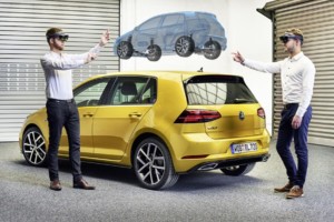 Florian Uhde (vlevo) a Christopher Krey (vpravo) z laboratoře pro virtuální konstrukci v oddělení IT koncernu Volkswagen si prohlížejí konstrukci podvozku aktuálního modelu Golf (1) / Foto zdroj: VW