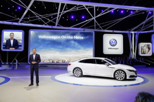 Dr. Herbert Diess, generální ředitel značky Volkswagen představuje nový Arteon / Foto zdroj: www.volkswagen-media-services.com