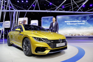 Dr. Herbert Diess, generální ředitel značky Volkswagen představuje nový Arteon / Foto zdroj: www.volkswagen-media-services.com