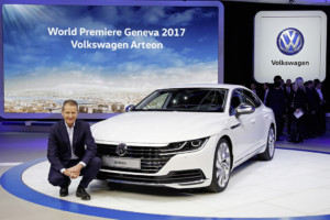 Dr. Herbert Diess, generální ředitel značky Volkswagen představuje nový Arteon / Foto zdroj: www.volkswagen-media-services.com