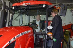 pan Sándor Fazekas, ministr zemědělství Maďarska (vlevo) se seznamuje s FORTERROU HD 150 / Foto zdroj: ZETOR TRACTORS a.s.