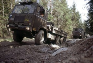 Dvě SBAT 111 6x6 ve vojenském zbarvení se potýkají s těžkými podmínkami kdesi v hlubokých švédských lesích v osmdesátých letech. / Foto zdroj: Scania Czech Republic s.r.o