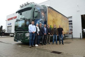 Renault Trucks T 480 s originálním airbrush designem Robinson Crusoe rozšiřuje flotilu společnosti Roman Věchet s.r.o. / Foto zdroj:  Volvo Group Czech Republic, s.r.o.