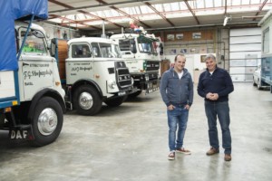 Frits Hoefnagels (vlevo) a jeho syn Nicky jsou hrdí na svůj vozový park složený z klasických vozidel DAF. / Foto zdroj: DAF Trucks CZ, s.r.o. 