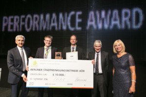 Eco Performance Award 2016 (kategorie: velké společnosti) - Dr Alexander Hufnagl (DKV Euro Service), Wolfgang Wüllhorst (Berliner Stadtreinigungsbetriebe), Wilhelm Winkelmann (Berliner Stadtreinigungsbetriebe), Prof. Wolfgang Stölzle (předseda poroty Eco Performance Award) a host Gaby Papenburg. (foto: DKV)