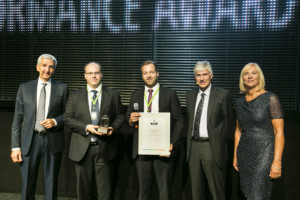 Eco Honor Award - Dr Alexander Hufnagl (DKV Euro Service), Win Neidlinger (Streetscooter), Achim Jüchter (Deutsche Post DHL), Prof. Wolfgang Stölzle (předseda poroty Eco Performance Award) a host Gaby Papenburg. (foto: DKV)