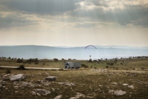 Nový živý test společnosti Volvo Trucks, nazvaný „Létající pasažér”, vyzdvihuje výkon výjimečného hnacího ústrojí prostřednictvím úžasného kousku s pilotem paraglidu. (Foto: Volvo Trucks)