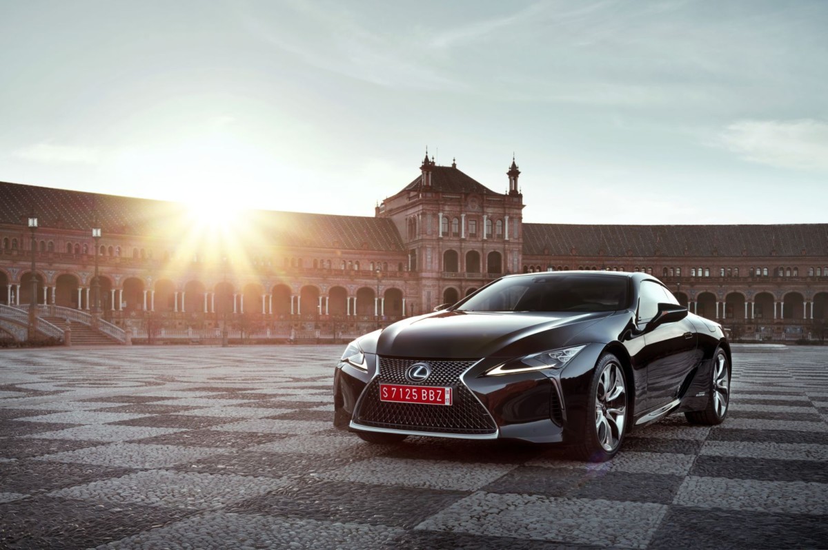 Bridgestone Group používá fotografii vozidla Lexus LC500h v této tiskové zprávě se svolením značky Lexus. Reprodukce a/nebo redistribuce této fotografie je přísně zakázána.