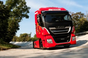 Společnost Iveco podporuje Fondazione Telethon dražbou nového Stralisu XP TCO2 Šampiona exkluzivně v barvách Scuderia Ferrari (Foto zdroj: Iveco)