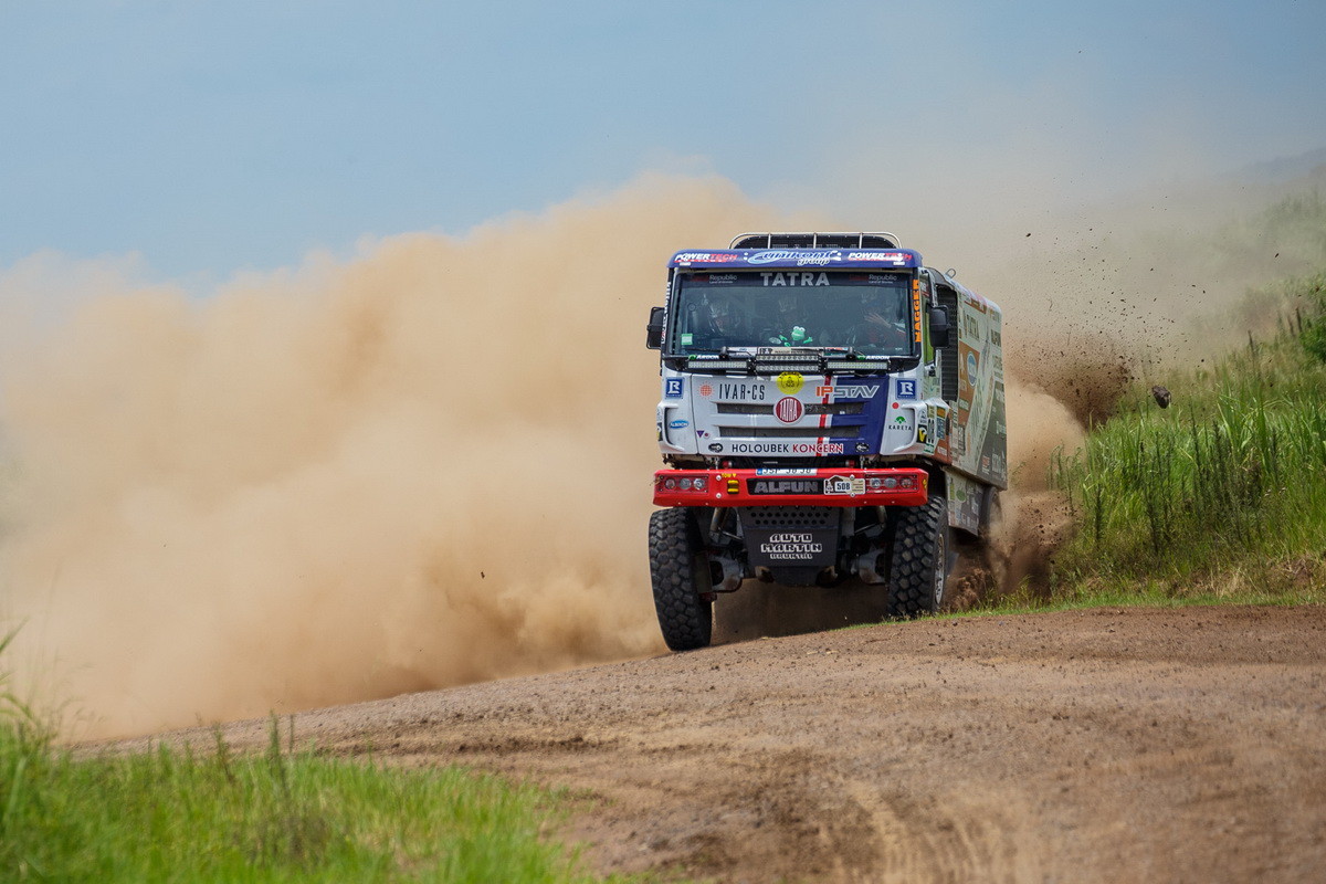 Začátek Dakaru ve znamení stávkující techniky a tradiční svíčkové (Foto zdroj: Buggyra Racing)