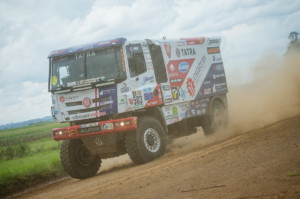 Začátek Dakaru ve znamení stávkující techniky a tradiční svíčkové (Foto zdroj: Buggyra Racing)