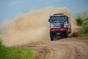 Začátek Dakaru ve znamení stávkující techniky a tradiční svíčkové (Foto zdroj: Buggyra Racing)