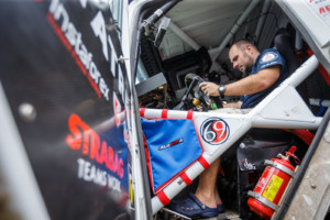 Začátek Dakaru ve znamení stávkující techniky a tradiční svíčkové (Foto zdroj: Buggyra Racing)