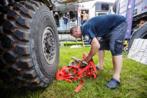 Začátek Dakaru ve znamení stávkující techniky a tradiční svíčkové (Foto zdroj: Buggyra Racing)