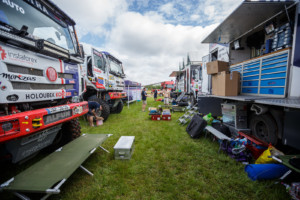 Začátek Dakaru ve znamení stávkující techniky a tradiční svíčkové (Foto zdroj: Buggyra Racing)