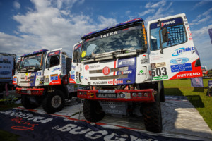 Začátek Dakaru ve znamení stávkující techniky a tradiční svíčkové (Foto zdroj: Buggyra Racing)