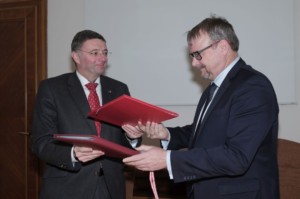 Ministr dopravy Dan Ťok (vpravo) s rakouským ministrem dopravy, inovací a technologií Jörgem Leichtfriedem (vlevo) /Foto zdroj: Ministerstvo dopravy ČR