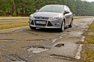 Ford zkouší novou technologii, která by mohla v reálném čase upozorňovat řidiče na nebezpečné výmoly / Foto zdroj: FORD MOTOR COMPANY, s.r.o.