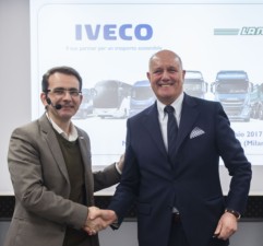 Společnost IVECO a Lannutti podepsali jednu z nejvýznamnějších evropských smluv v odvětví kamionové přepravy / Foto zdroj: Iveco Czech Republic, a. s.