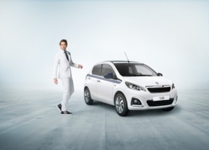 Zpěvák Mika a Peugeot 108: originální partnerství / Foto zdroj: P Automobil Import s.r.o. (© Automobiles Peugeot)