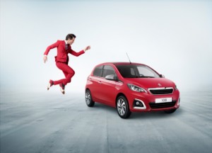 Zpěvák Mika a Peugeot 108: originální partnerství / Foto zdroj: P Automobil Import s.r.o. (© Automobiles Peugeot)