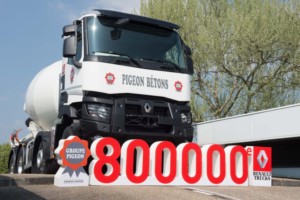 800 000 vozidlo vyrobené továrnou Renault Trucks v Bourg BOURG en Bresse si převzala skupina Pigeon / Foto zdroj: Volvo Group Czech Republic, s.r.o.