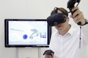 Volkswagen Digital Reality Hub: Společná platforma virtuální reality pro koncern Volkswagen Dennis Abmeier, odborník na IT v týmu „Digitální reality“ v koncernové pracovní skupině „Digitální výrobní závod“, k tomu říká: „Vzájemná výměna znalostí je stejně důležitá jako jejich shromažďování. Prostřednictvím platformy ‚Volkswagen Digital Reality Hub‘ mají zaměstnanci možnost využívat již dostupné prvky virtuální reality, jakož i dostupné znalosti." / Foto zdroj: Porsche Česká republika s.r.o.