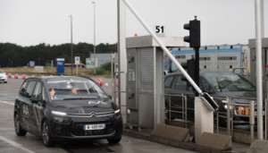 Díky spolupráci mezi skupinou PSA a společností Vinci Autoroutes překonal poprvé autonomní vůz mýtnou bránu / Foto zdroj: P Automobil Import s.r.o.