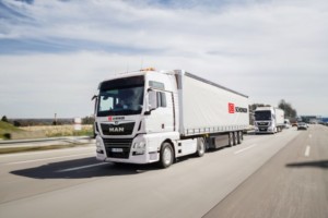 Konvojová jízda kamionů ve větrném stínu snižuje produkci emisí CO2 a snižuje spotřebu paliva a to až o 10 %. / Foto zdroj: DB Schenker