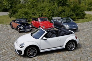 Zleva: Hebmüller Cabriolet z 50. let, Brouk 1303 Cabriolet z 80. let (poslední vyrobený exemplář) a New Beetle Cabriolet. Vpředu: aktuální Beetle Cabriolet / Foto zdroj: Porsche Česká republika s.r.o.