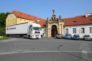 Z Břevnovského kláštera vyrazilo do Afriky více než 150 kol / Foto zdroj: DB Schenker