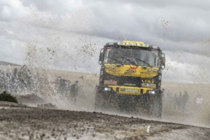 Macík útočí na beduína. Brabec maže ztrátu. Na blátě to naši umí / Foto zdroj: Big Shock Racing